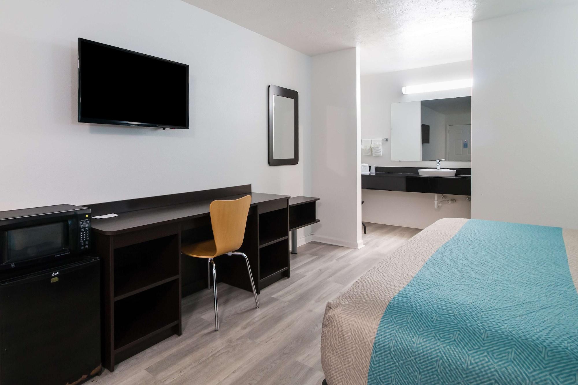 Motel 6-Metropolis, Il Luaran gambar