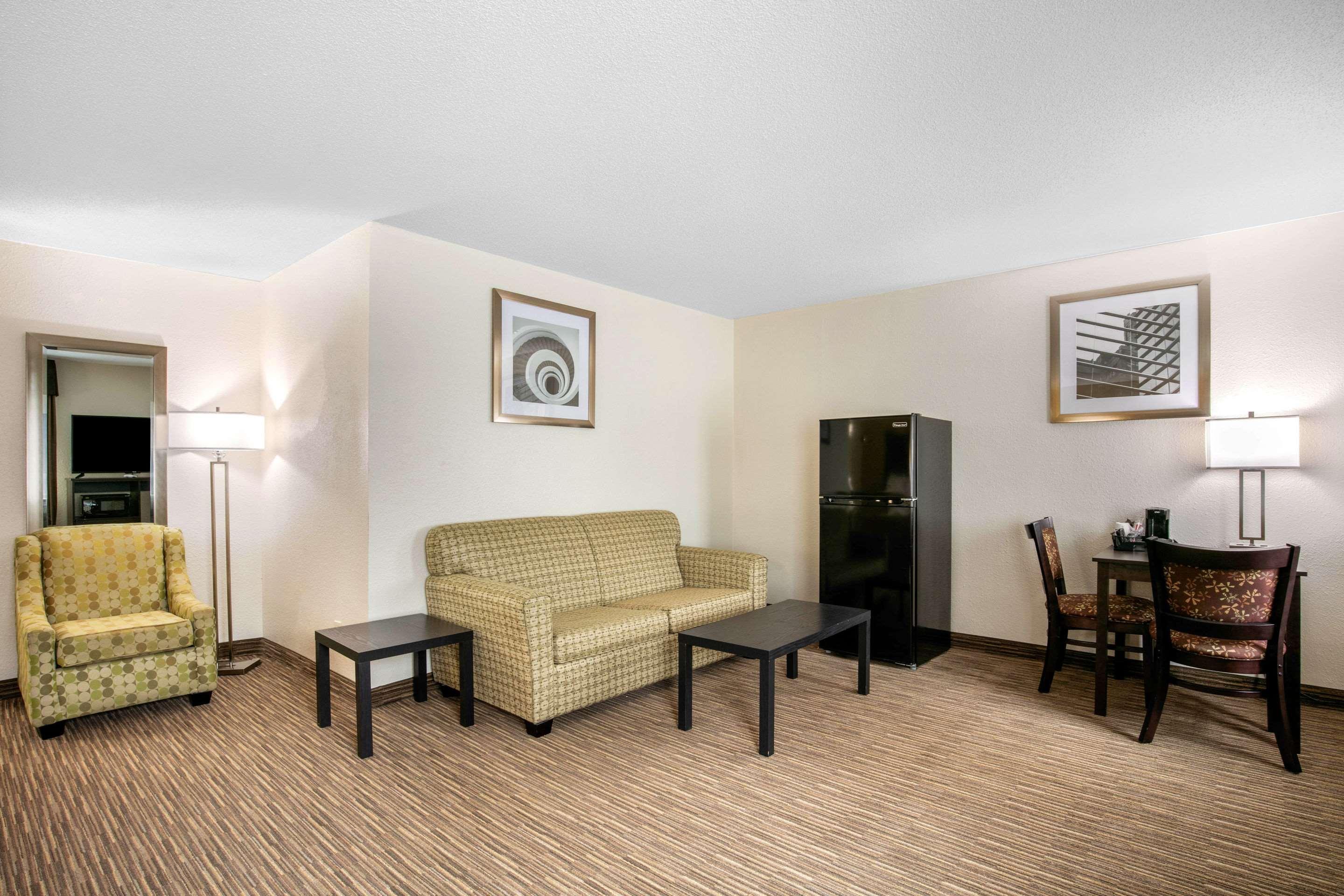 Motel 6-Metropolis, Il Luaran gambar