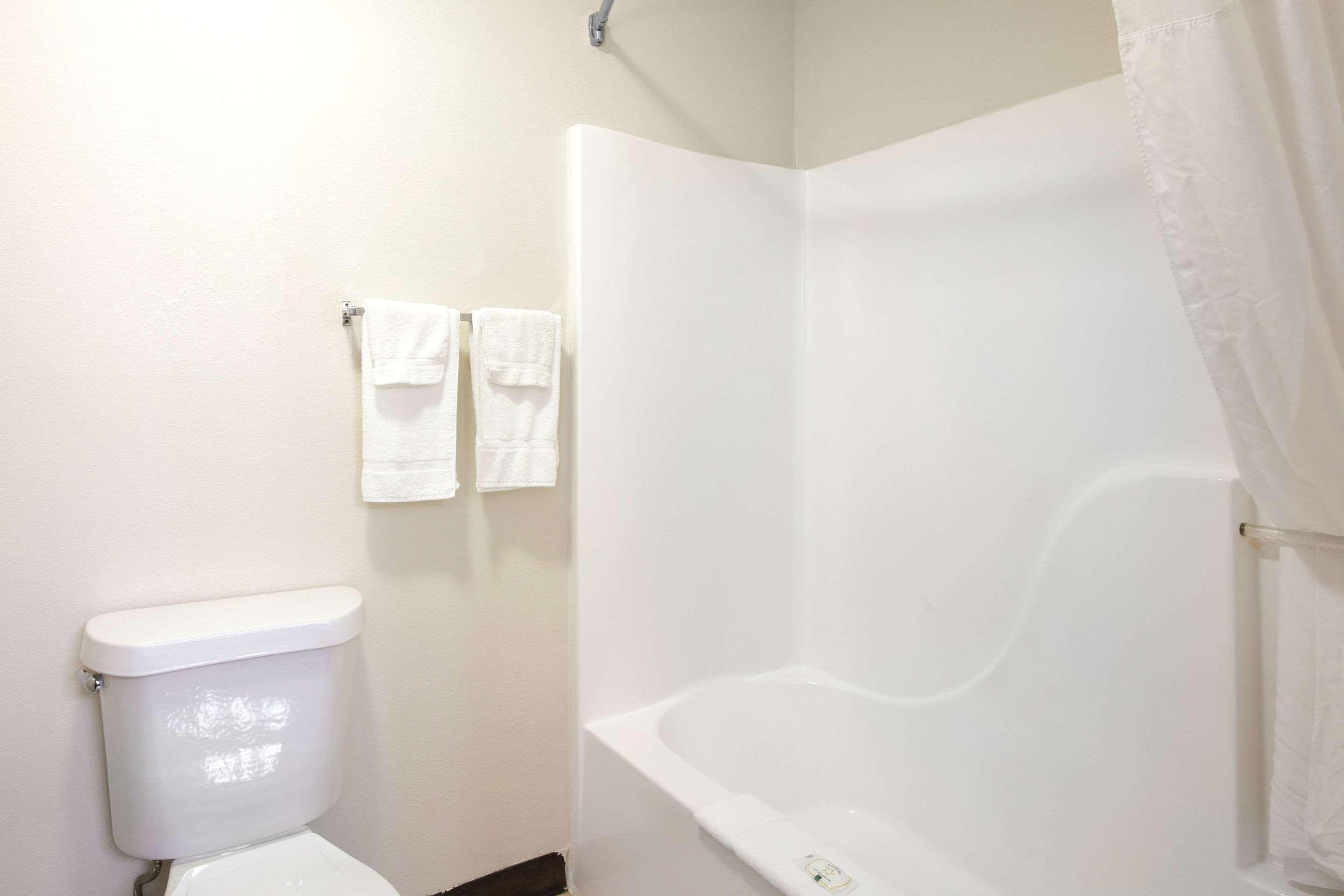 Motel 6-Metropolis, Il Luaran gambar