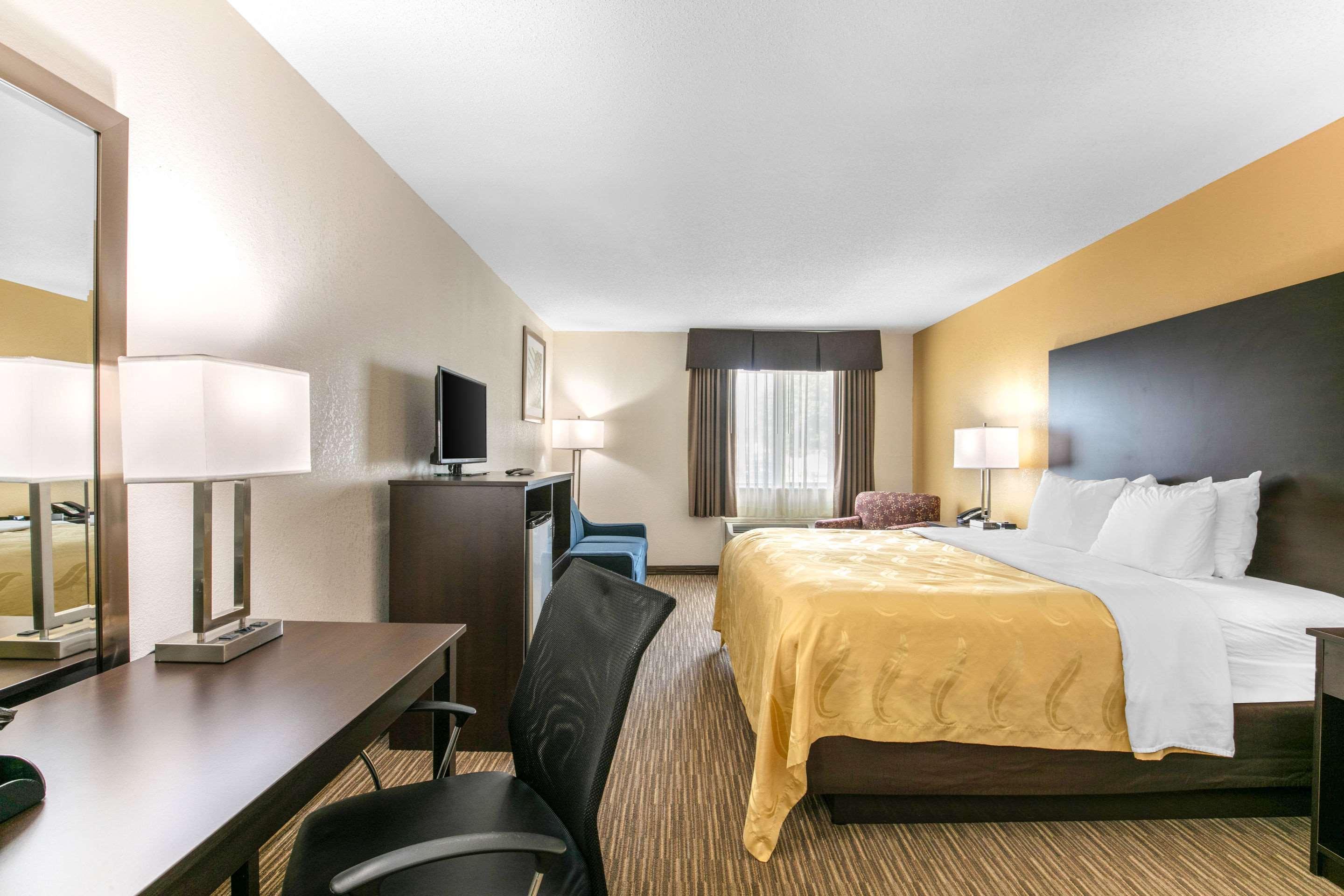 Motel 6-Metropolis, Il Luaran gambar
