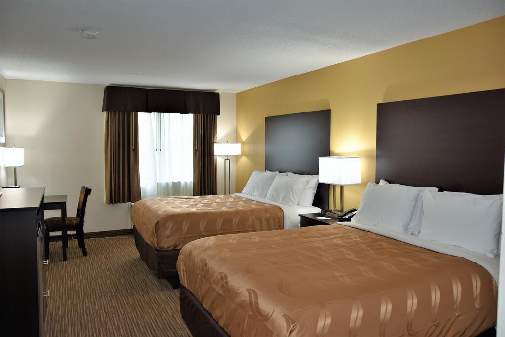 Motel 6-Metropolis, Il Luaran gambar