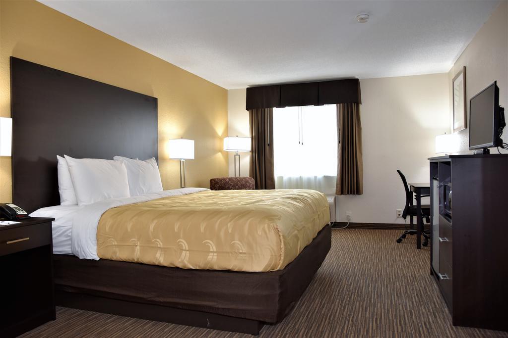 Motel 6-Metropolis, Il Luaran gambar