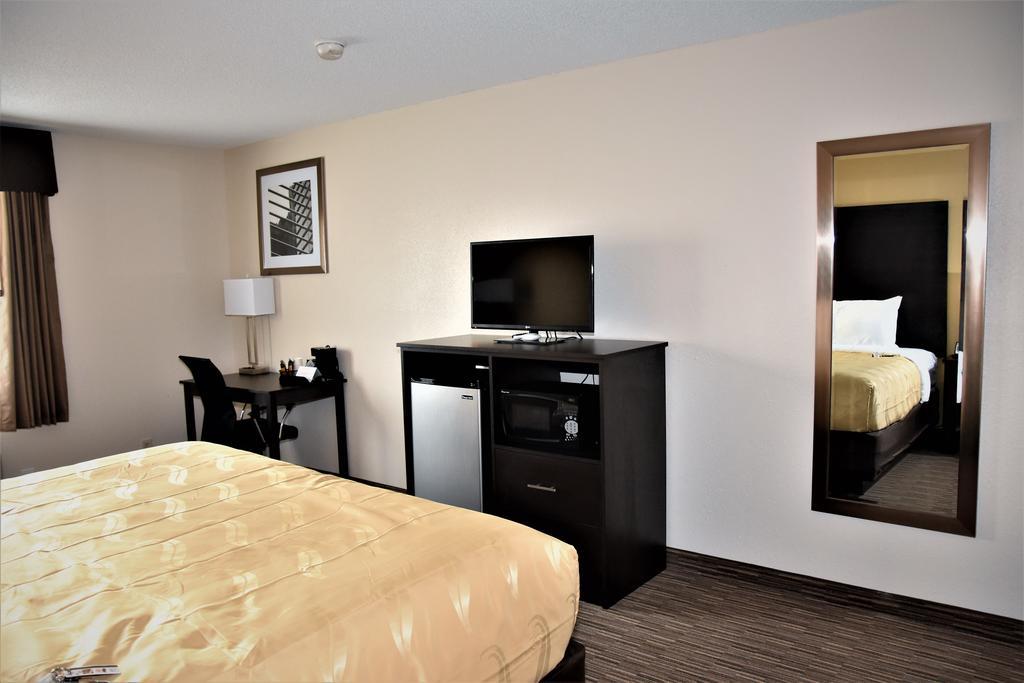 Motel 6-Metropolis, Il Luaran gambar
