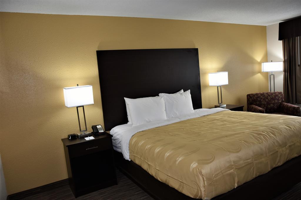 Motel 6-Metropolis, Il Luaran gambar