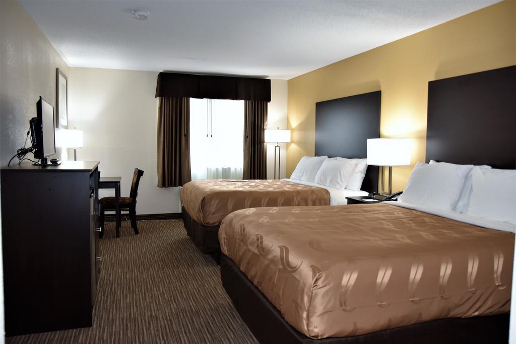 Motel 6-Metropolis, Il Luaran gambar