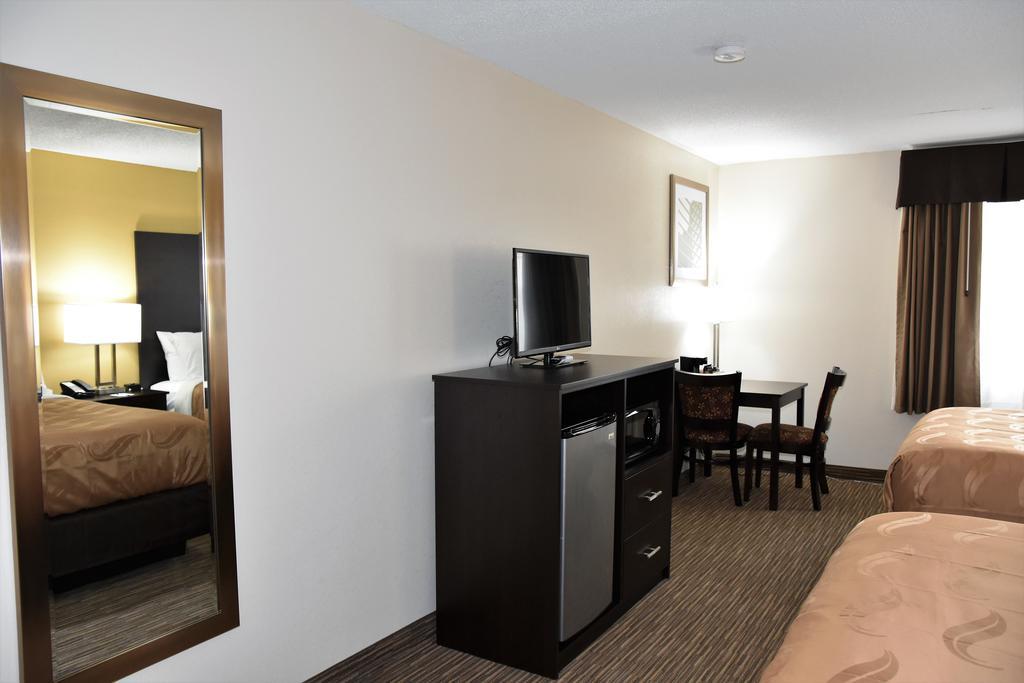 Motel 6-Metropolis, Il Luaran gambar