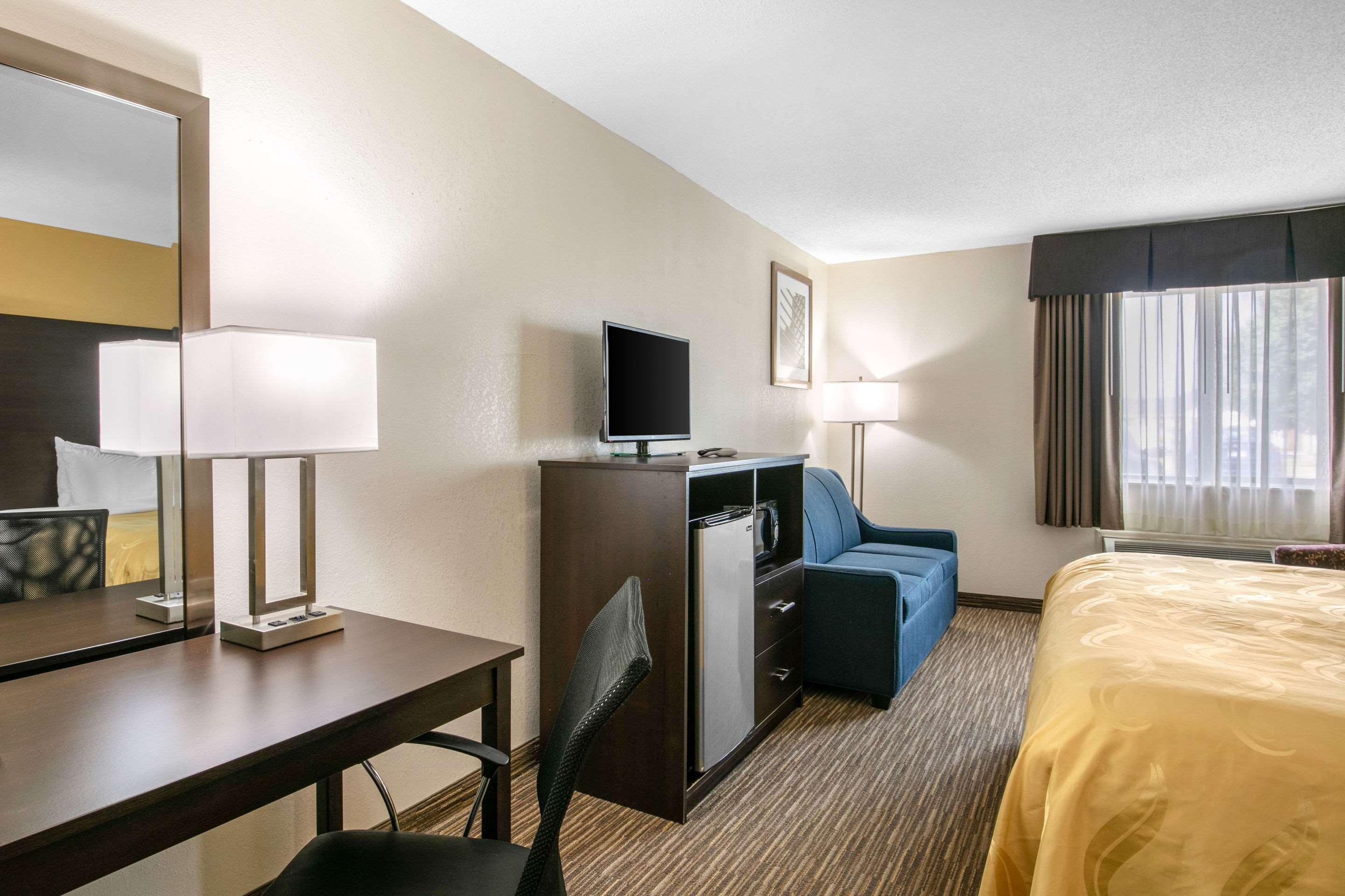Motel 6-Metropolis, Il Luaran gambar