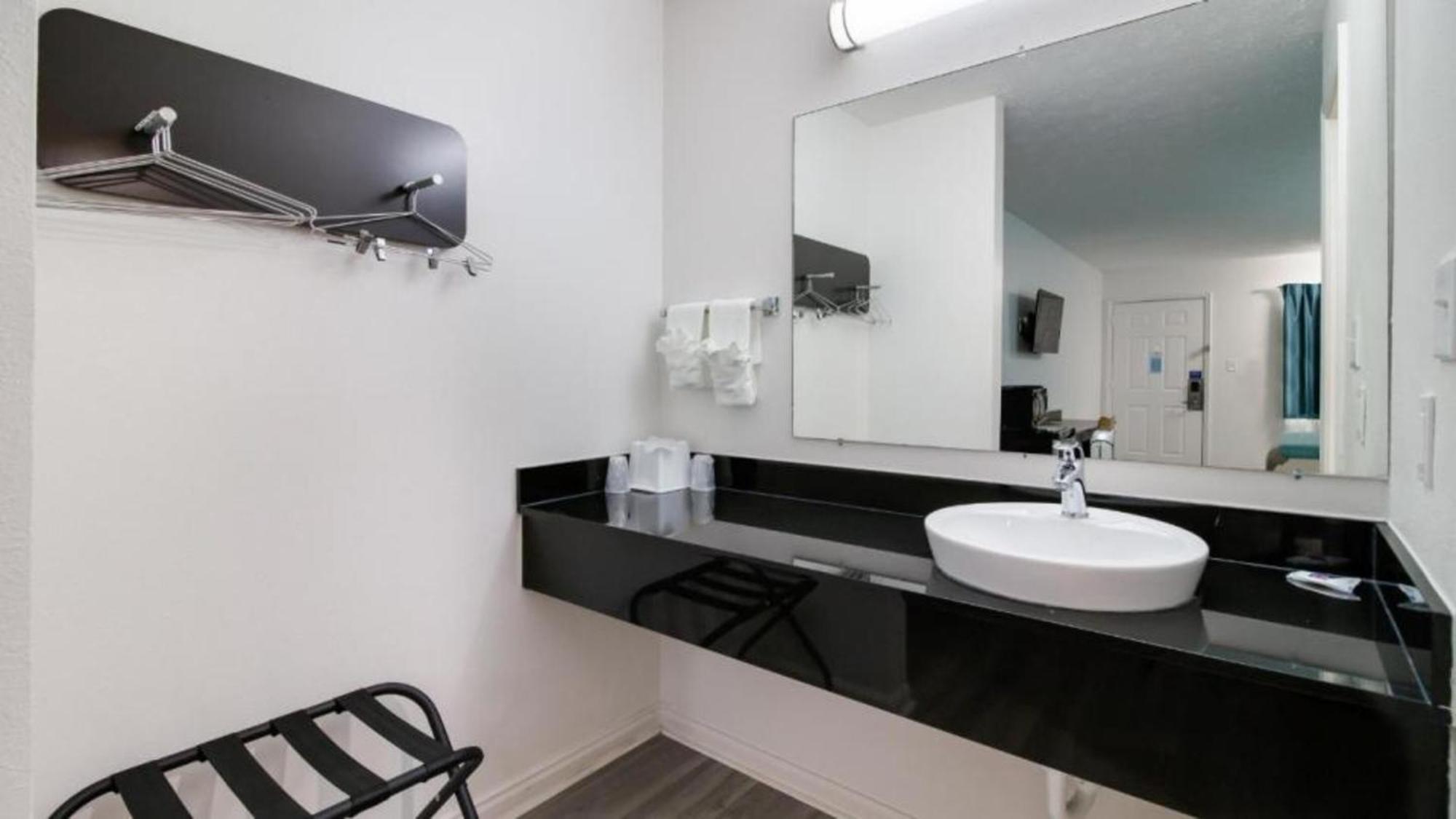 Motel 6-Metropolis, Il Luaran gambar
