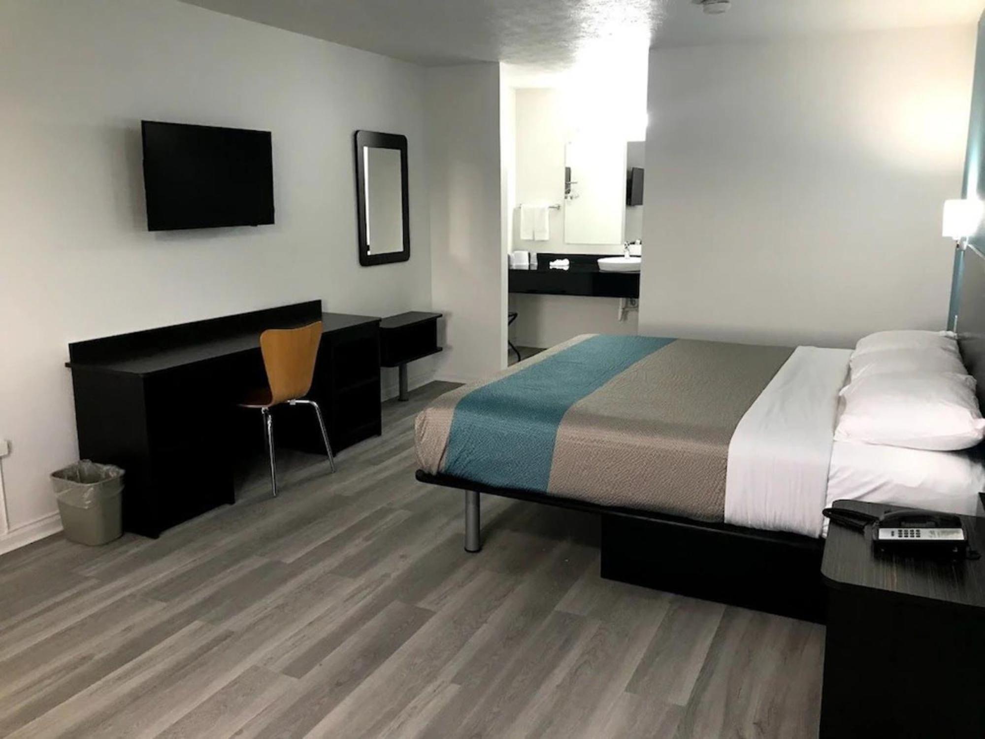 Motel 6-Metropolis, Il Luaran gambar
