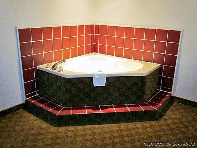 Motel 6-Metropolis, Il Luaran gambar