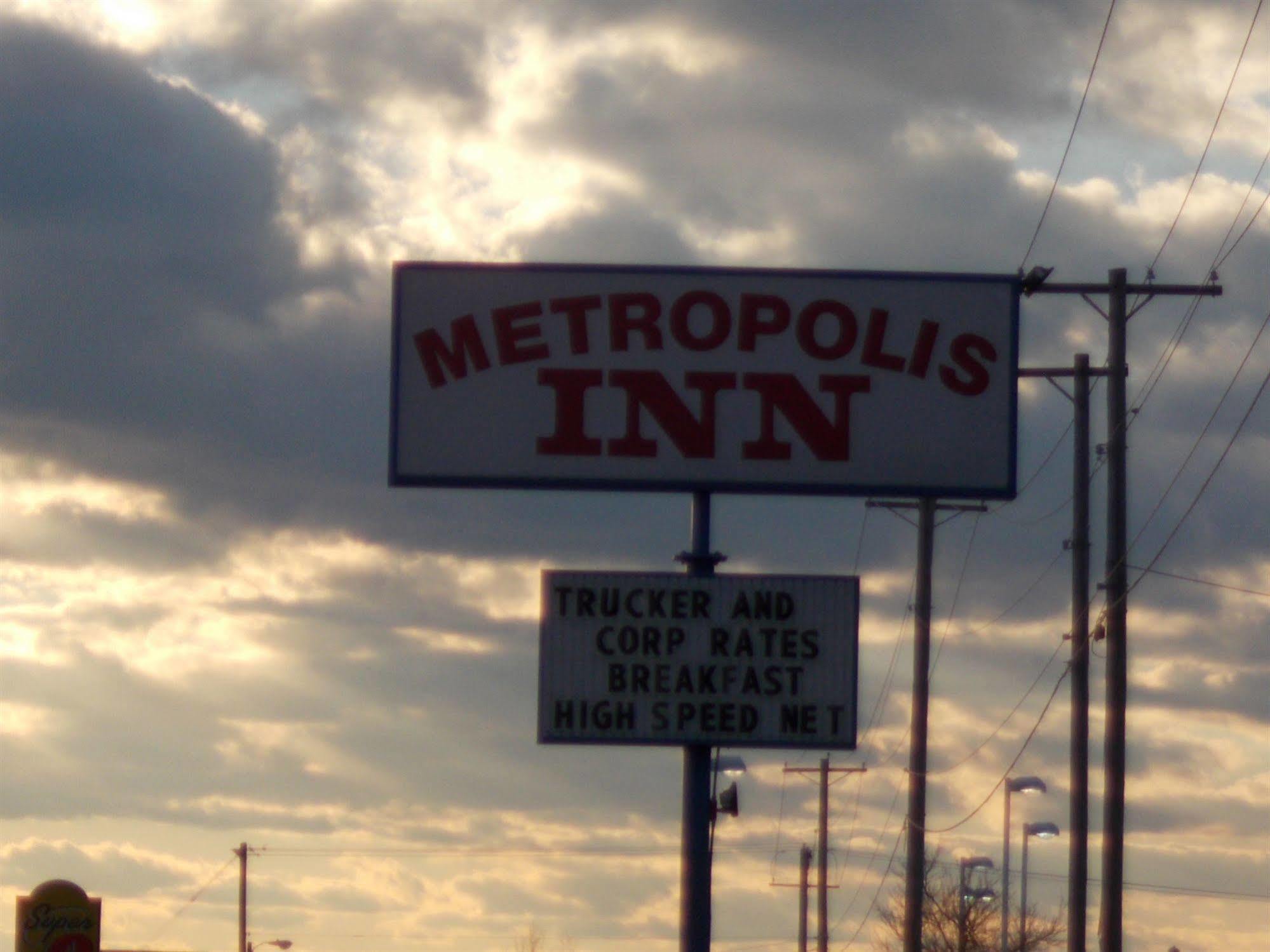 Motel 6-Metropolis, Il Luaran gambar