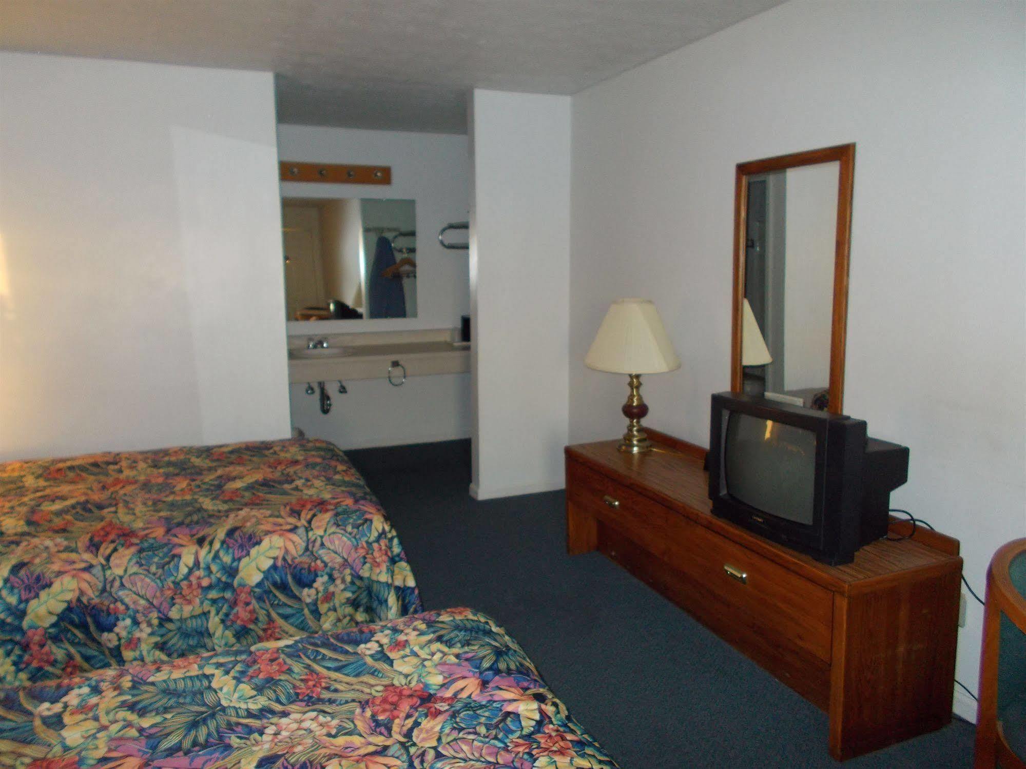 Motel 6-Metropolis, Il Luaran gambar
