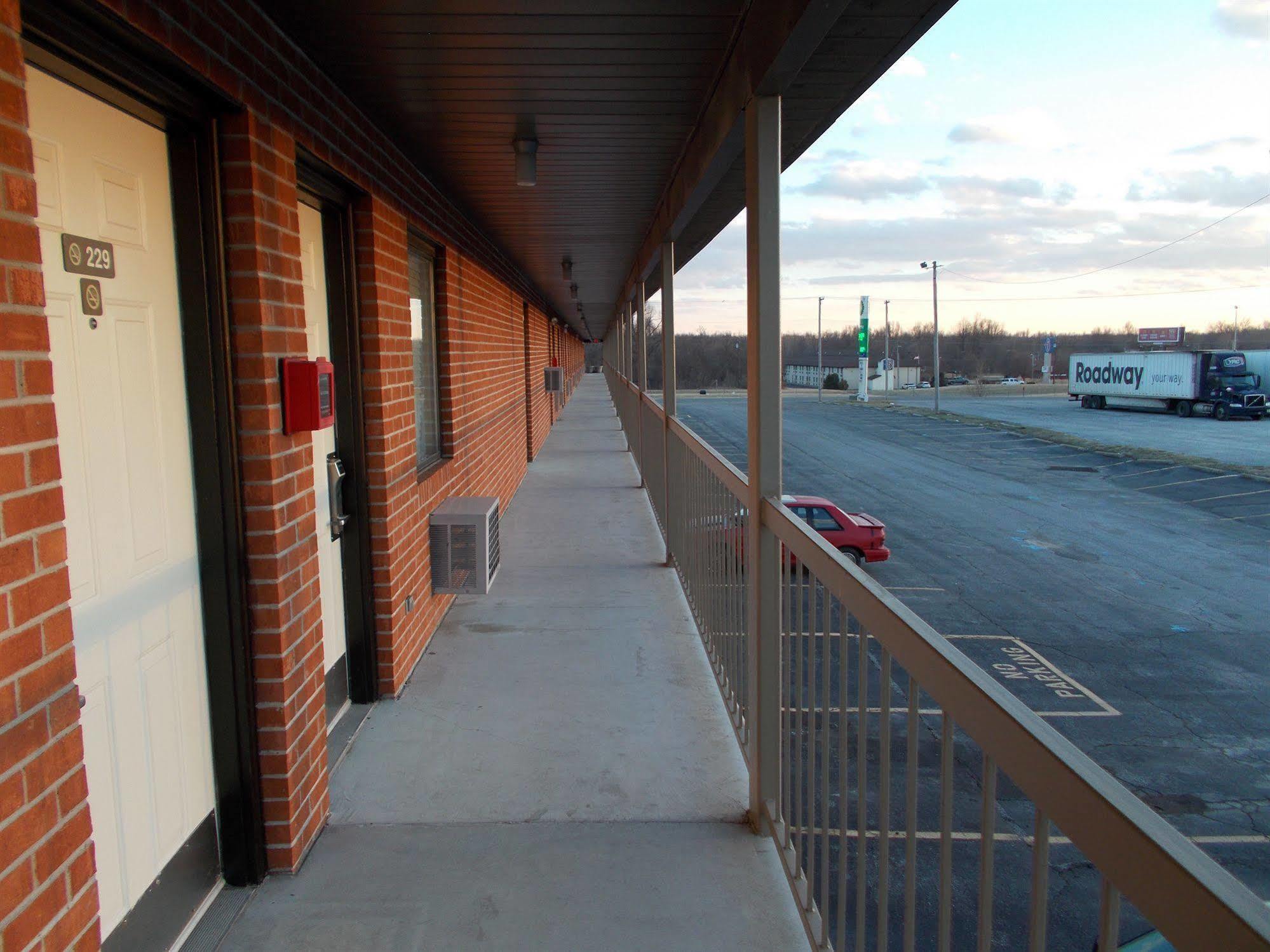 Motel 6-Metropolis, Il Luaran gambar