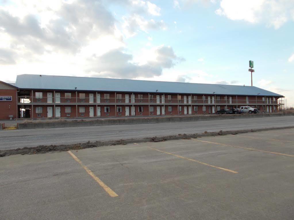 Motel 6-Metropolis, Il Luaran gambar