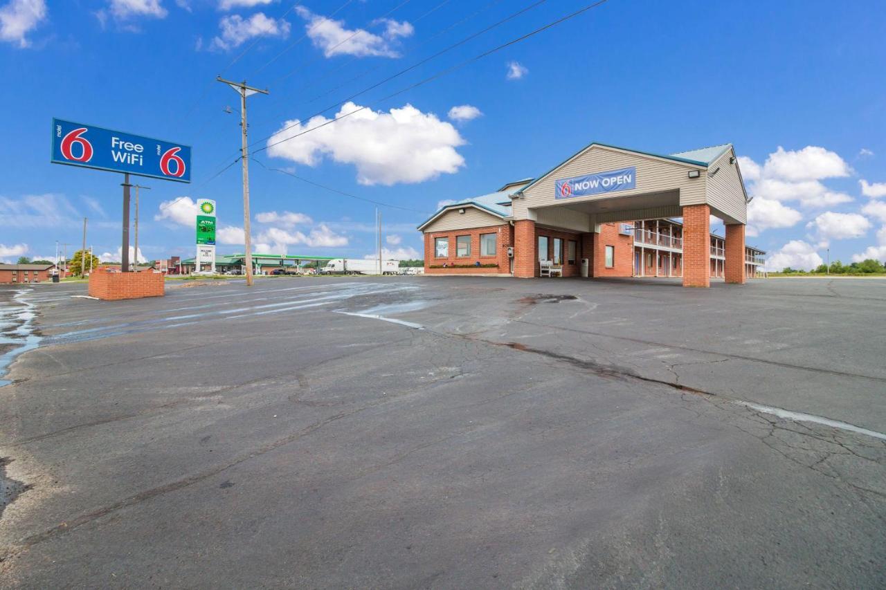 Motel 6-Metropolis, Il Luaran gambar