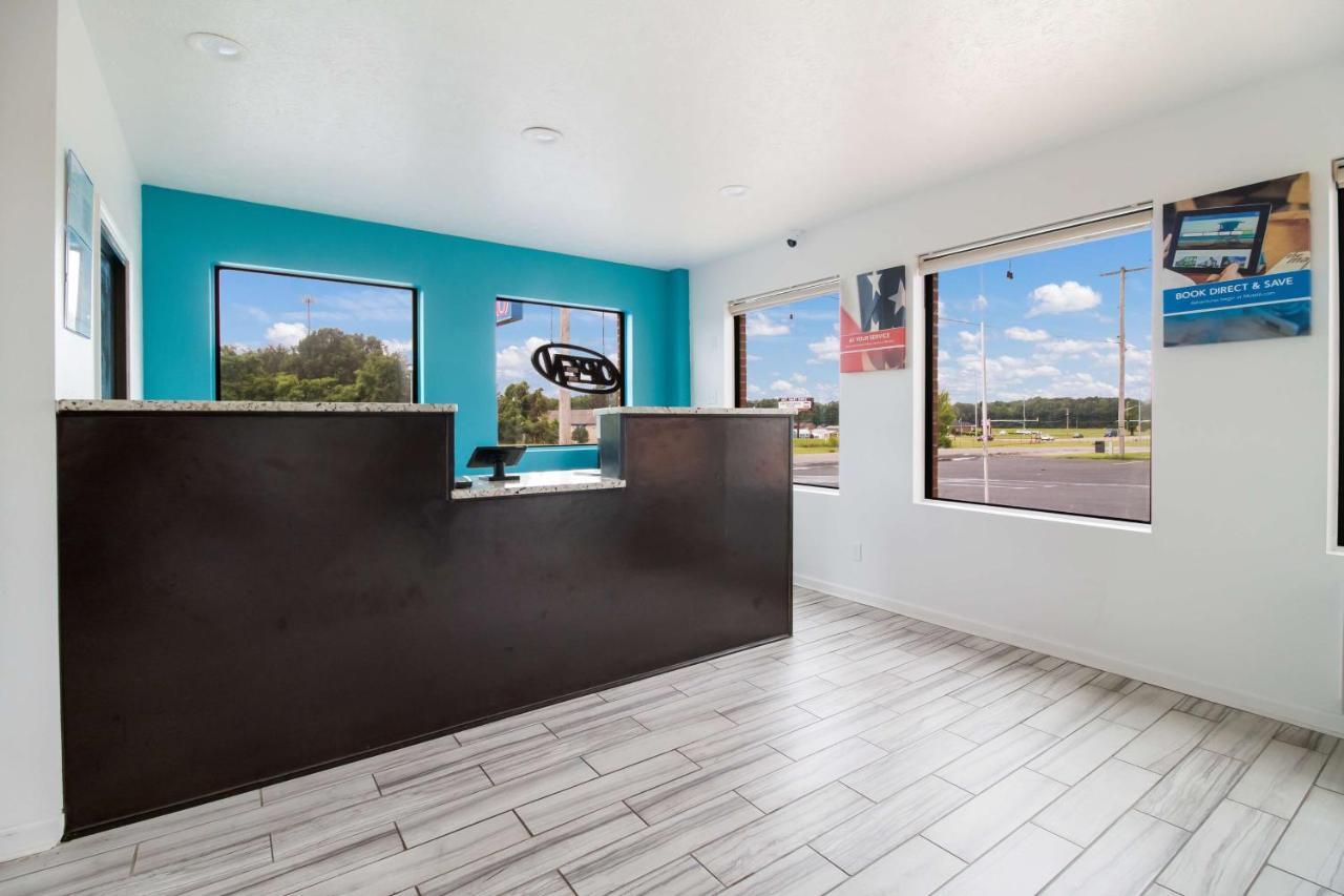 Motel 6-Metropolis, Il Luaran gambar
